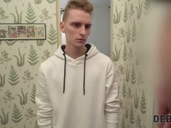 Sexy lady soffoca su erezione e si fa inculare dal