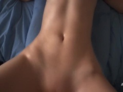 Braunhaarige, Riesig, Lingerie, Orgasmus, Rasiert, Weibliche ejakulation, Tanga, Eng