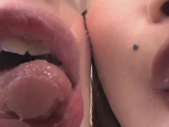 Japonské, Bozkávanie, Lesbické