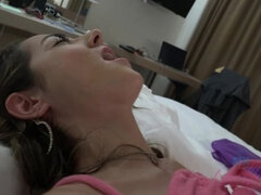 Brunette brune, Doigter, Branlette thaïlandaise, Branlette thaïlandaise, Embrassement, Pov, Rasée, Nénés