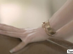 In den arsch, Grosse titten, Blasen, Kehlenfick, Interrassisch, Massage, Transfrau