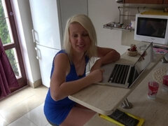 Blondin, Avsugning, Klänning, Handjobb, Onani, Milf, Naturliga tuttar, Pov