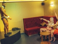 Røv, Store bryster, Blondine, Pik sutte, Brunette, Hundestilling, Imellem racer, Trekant