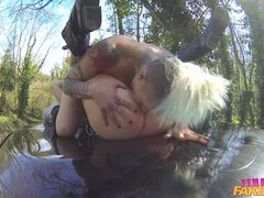 Niogtres, Store bryster, Bil, Kvinde, Give finger, Lesbisk, Udendørs, Fisse