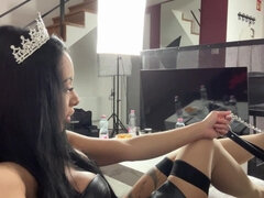 Brunette, Dominerende kvinne, Fotfetisj, Slave