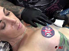 Grote mammen, Bruinharig, Hd, Masturbatie, Moeder die ik wil neuken, Naakt, Tatoeage, Speelgoed