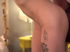Asiatique, Lécher le cul, Doigter, Hôtel, Léchez, Seins naturels, Tatouage, Mouillée
