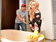 In den arsch, Bad, Blondine, Blasen, Klaffend, Milf, Muschi, Rasiert