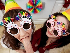 Gros cul, Grosse bite, Gros seins, Sucer une bite, En levrette, 2 femmes 1 homme, Pov