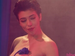 Gode, Masturbation, Cheveux courts, Allumeuse, Nénés