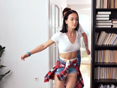 18, Fafanje, Globoko grlo, Dekle drka tiča, Naravne joške, Najstnice, Trojček, Joške