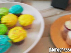 Tette grandi, Pompino, Brunetta, Tettona, Schizzo di sborra, Da dietro, Hardcore, Pubblico