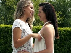 Blondi, Ruskeahiuksinen, Sormetus, Lesbo, Selkäsauna, Ulkona, Pillu, Teini