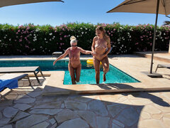 Любители, Парочка, Лесбиянка, Голышом, На природе, Писсинг, Бассейн