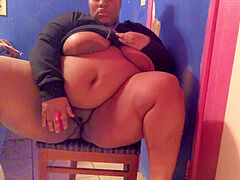 Belle grosse femme bgf, Grosse bite, Noire, Noir ébène, Fille latino, Masturbation, Solo, Jouets