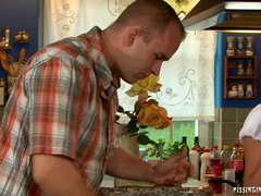 Aangekleed, Sperma shot, Likken, Pissen, Kousen, Trio, Tieten likken, Nat