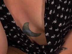 Falar palavrão, Erótico, Mãe gostosa, Solo chão, Tatuagem