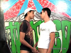 Péro, Gay