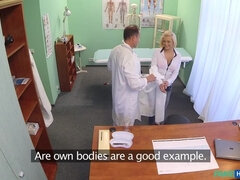 Amatør, Creme tærte, Doktor, Hundestilling, Sygeplejerske, Fisse, Uniform, Snugkigger