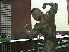 uncommon! Pump room closeups of torrid COMPETITIVE BODYDBUILDER NEVER SEEN BEFORE!