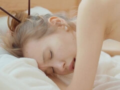 Блондинки, Платье, Пальцем, Большие дырки, Мастурбация, Бритые, Тощие, Сиськи