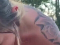 Amatør, Blondine, Pik sutte, Udendørs, Overraskelse, Tatovering, Trekant, Bryster