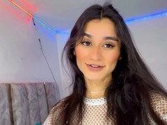 Colombian babe Mari3069 talks dirty in Spanish and begs to take your cock and squirt