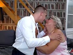 Blasen, Pummelig, Oma, Hd, Küssen, Natürlichen titten, Muschi, Kurzes haar