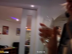 Ξανθιά, Μελαχροινή, Κολλέγιο, Τακούνια, Λεσβία, Καλσόν