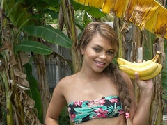 Blonde, Sucer une bite, En levrette, Branlette thaïlandaise, Masturbation, Rasée, Dénudage, Nénés