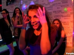 Enthousiasteling, Naakte man aangeklede vrouw, Aangekleed, Groep, Interraciaal, Feest