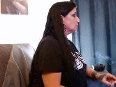 Emo, Gotica, Madres para coger, Fumando, Tatuaje