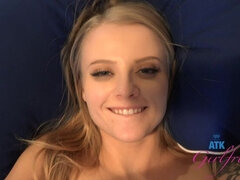 Grosser arsch, Blondine, Besamung, Fussjob, Freundin, Handjob, Rasiert, Titten