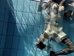 Baben, Stora tuttar, Brunett, Underkläder, Pool, Offentlig, Dusch, Tonåring
