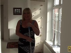 Grosse titten, Blondine, Britisch, Lecken, Reif, Muschi, Rau, Strümpfe