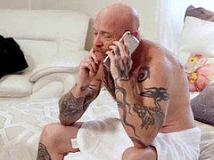 Blondine, Pik sutte, Langt ned i halsen, Give finger, Shemale