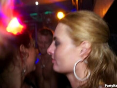 Amateur, Blonde, Brunette brune, Habillées, Éjaculer dans la bouche, Femelle, Doigter, Nénés