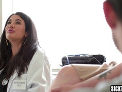 18 ans, Grosse bite, Gorge profonde, Hard, Gicler, Tabou, Tatouage, Nénés