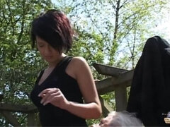 흑갈색 머리, 깊은목구멍, 키스, 대단히, 야외의, 짧은 머리, 문신, 청소년