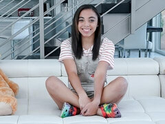 Bébiszitter, Hálószoba, Monumentális dákó, Cumizás, Kutya póz, Szőrös, Fajok közötti, Nyalás