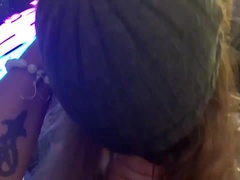 Noire, Brunette brune, Éjaculation interne, Gorge profonde, Conversation vulgaire, Interracial, Lesbienne, Public