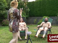 Frau frau mann, Spiele, Gruppe, Handjob, Masturbation, Im freien, Sich ausziehen, Flotter dreier