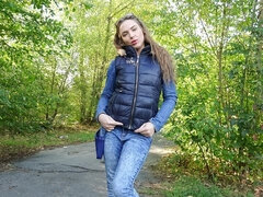 Avsugning, Brunett, Doggystyle, Handjobb, Onani, Utomhus, Pov, Tonåring