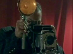 Tekintélyes didik, Cumizás, Gesztenyebarna, Ondó fröcskölés, Ujjazás, Fehérnemű, Hármas, Régebbi évjáratú pornó