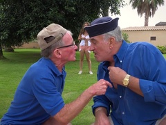 Kukk suging, Sperm skott, Utendørs, Svelge, Tenåring, Trekant, Pupper