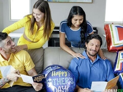 Gros cul, Grosse bite, Gros seins, Sucer une bite, En levrette, Le plan cul à quatre, Maigrichonne, Adolescente