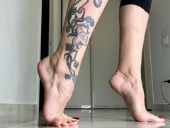 Tiptoe, Highly Arched Feet, Long Toes and Long Legs