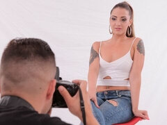 Ερασιτέχνης, Μεγάλος πούτσος, Πίπα, Σε στάση σκύλου στα τέσσερα, Τακούνια, Ξυρισμένη, Ψηλός, Βυζιά