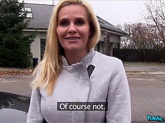 Grosser arsch, Schwarz, Blondine, Auto, Geile alte tussi, Milf, Mutti, Öffentlich