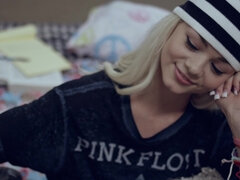 Blondinka, Notranji izliv, Dekle drka tiča, Hd, Naravne joške, Majhen, Obrito, Joške